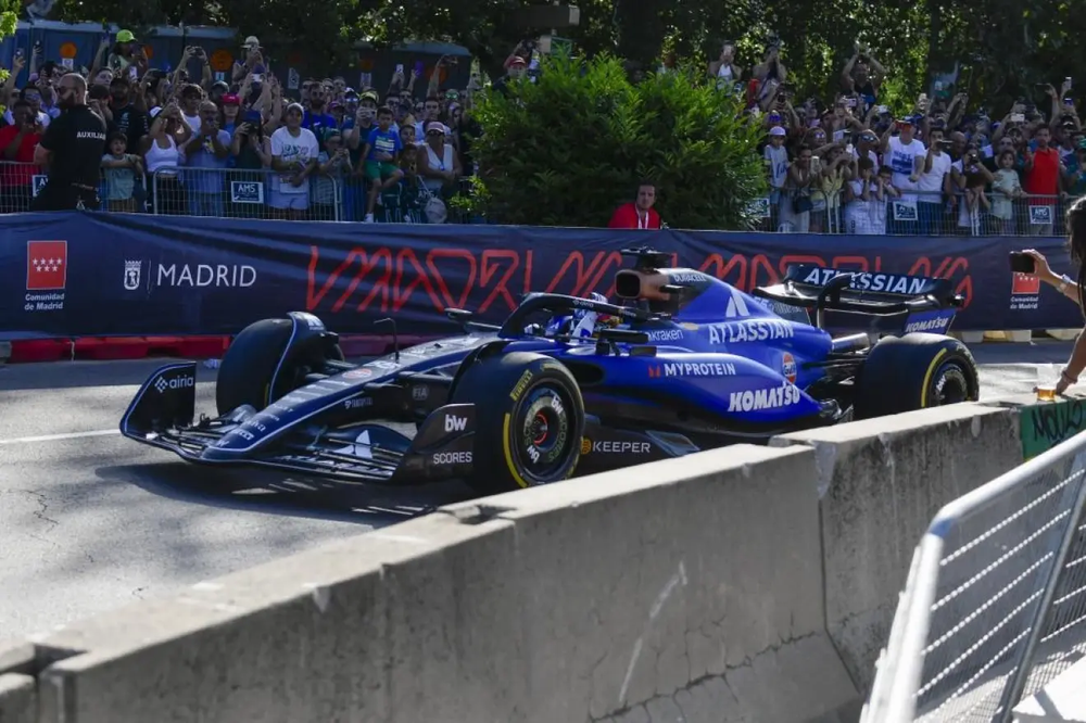 El piloto español Carlos Sainz, durante la exhibición en el futuro circuito de F1 de Madrid.