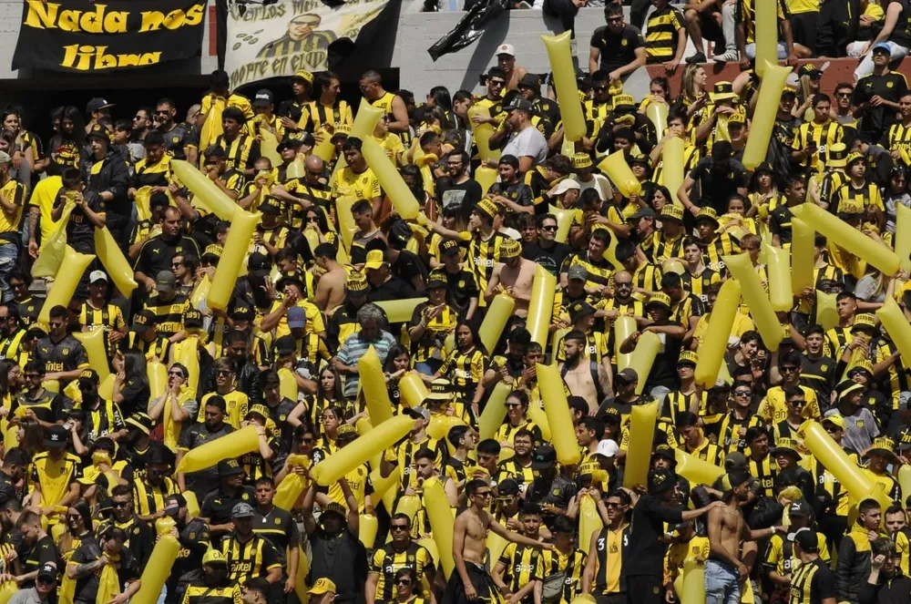 La hinchada de Peñarol alentando al equipo durante el último clásico, disputado el sábado 20