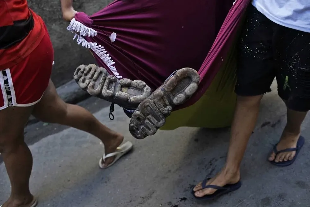 Residentes del Complejo do Alemao cargan los cuerpos de los muertos en el operativo policial