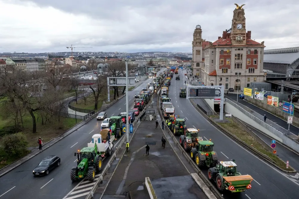 Los agricultores checos marcharon con tractores durante dos horas por la ciudad de Praga reclamando modificaciones en Política Agrícola Común del bloque.