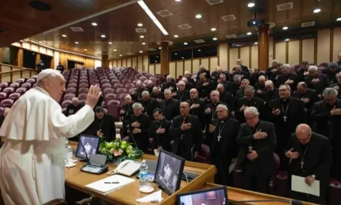 El Papa Francisco bendice a los obispos españoles