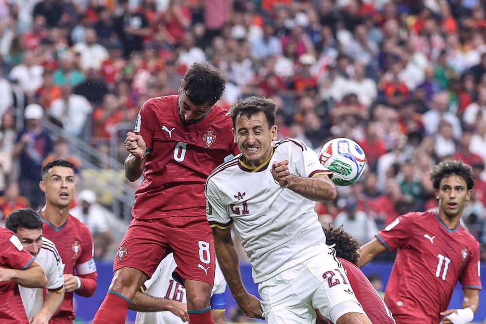 Bruno Fernandes de Portugal es marcado por Mikel Oyarzábal de España por el Mundial 2026
