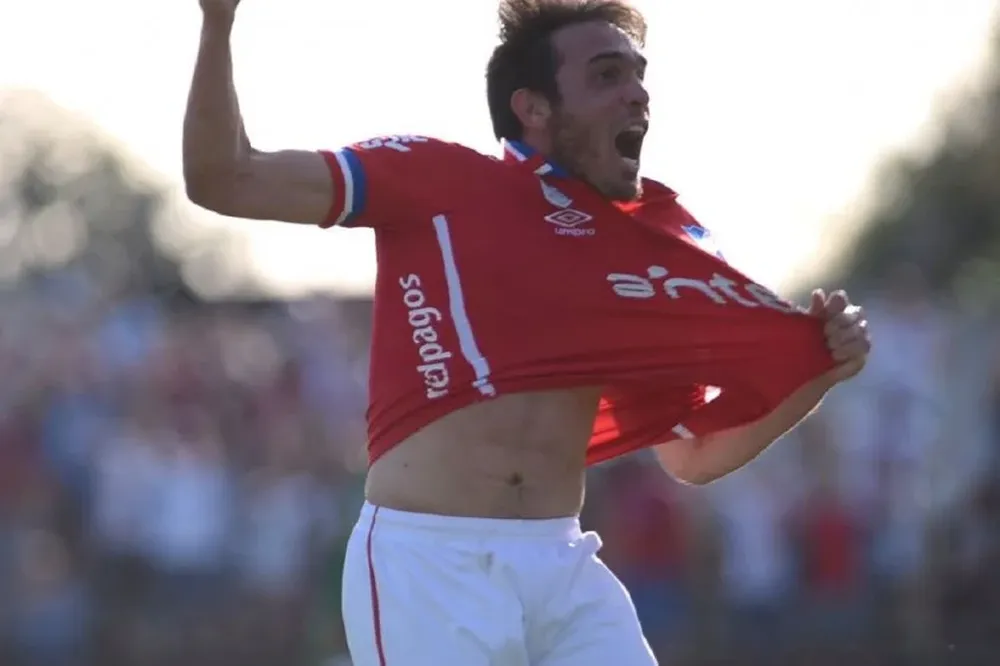 Matías Zunino festeja el 1-0 de Nacional ante Wanderers