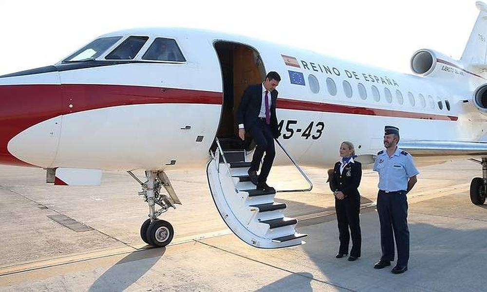 Pedro Sánchez desciende del avión presidencial.