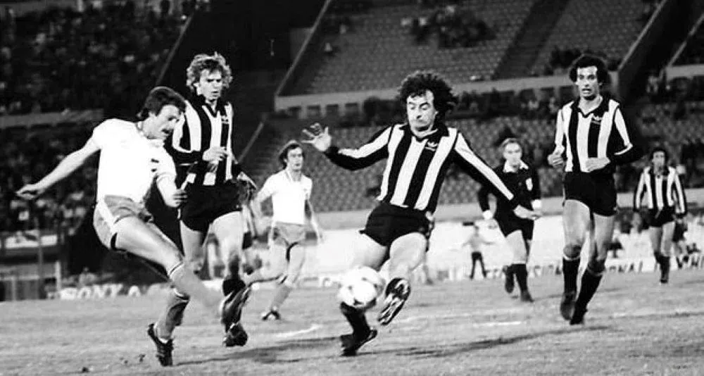 Alberto Bica jugando un clásico para Nacional