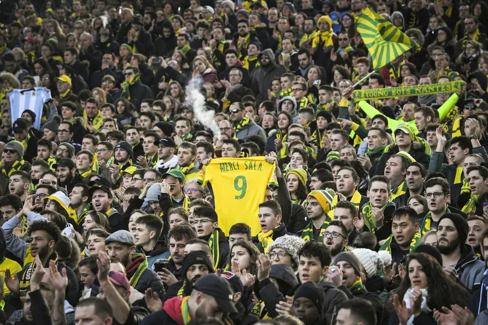 Hinchas de Nantes con la 9 de Sala