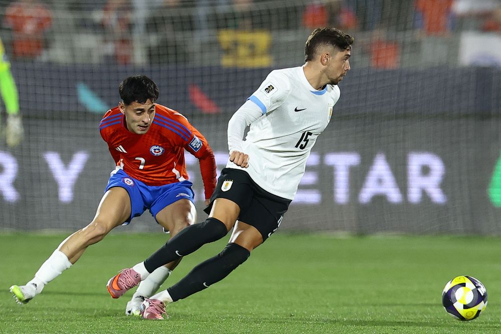 Javier Altamirano de Chile disputa el balón con Federico Valverde de Uruguay por Eliminatorias