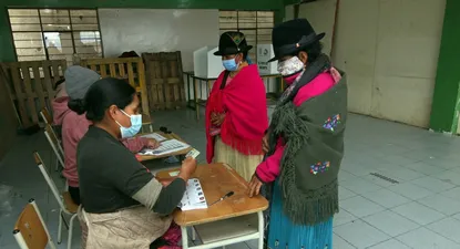 Una mujer indígena hace la cola para votar en las elecciones de Ecuador, que elige entre el socialista Andrés Arauz y el derechista Guillermo Lasso