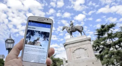 Ésta es la reja que se encuentra en el hotel Hyatt Centric Montevideo, con un poema de Idea Vilariño