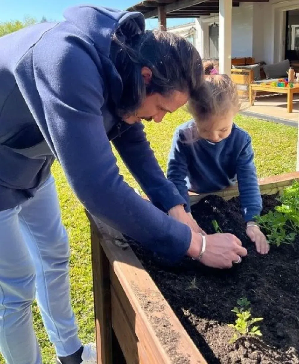 Edinson Cavani ayuda a su hija India a arreglar su pequeña huerta, mientras espera noticias de su pase a España