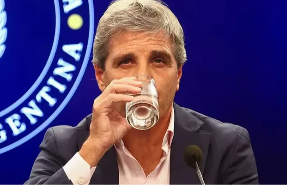 Una cadena de supermercados baja los precios de sus productos por 60 años y Caputo lo celebró