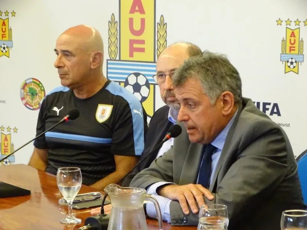 Alejandro Garay (técnico de la sub 17), Alfredo Echandy (Secretaría Nacional de Deporte) y Wilmar Valdez (AUF).