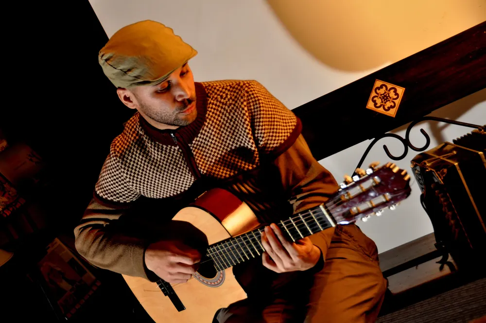 Sebastián Rivero es uno de los compositores principales del disco Gato Peludo