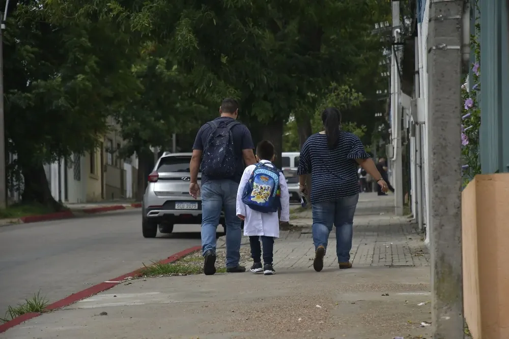 El trayecto a la escuela debe ser acompañado por un adulto conocido.