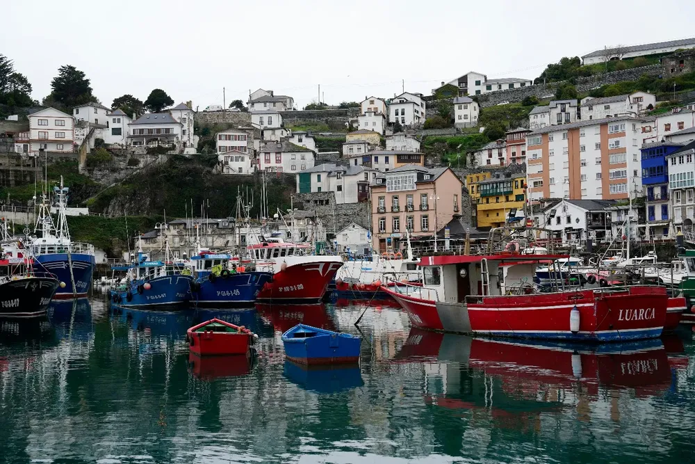 Barcos en el puerto pesquero en un domingo frío en Luarca, Asturias.