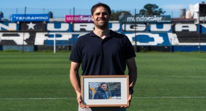 Joaquín Papa, entrenador de Liverpool Football Club sosteniendo su premio a Mejor entrenador del año en la encuesta Fútbolx100 que anualmente organiza Referí