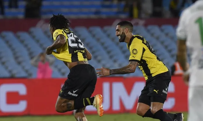 Festejo de Abel y Menosse en el partido contra Plaza