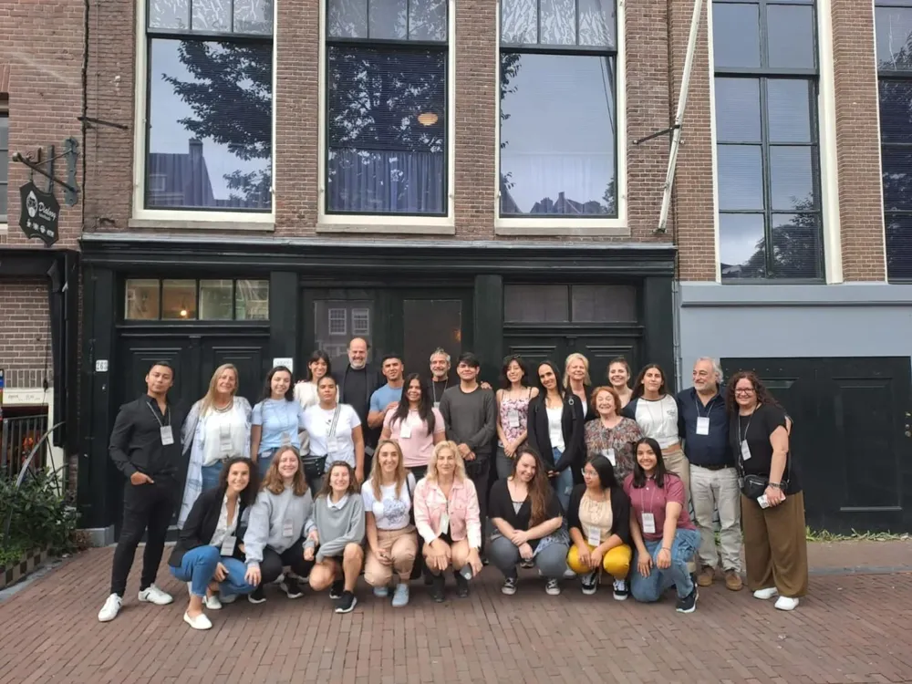 El grupo de jóvenes latinoamericanos por la casa donde vivieron los Frank