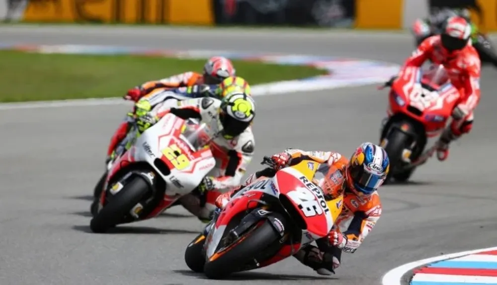 Pedrosa aventajando a las Ducati en los primeros giros.