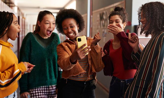 Uno de los riesgos del sexting es que fotos íntimas lleguen a las manos equivocadas.