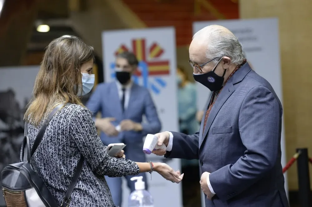 El ministro de Educación y Cultura, Pablo da Silveira, toma la temperatura al ingreso del auditorio Adela Reta, del Sodre