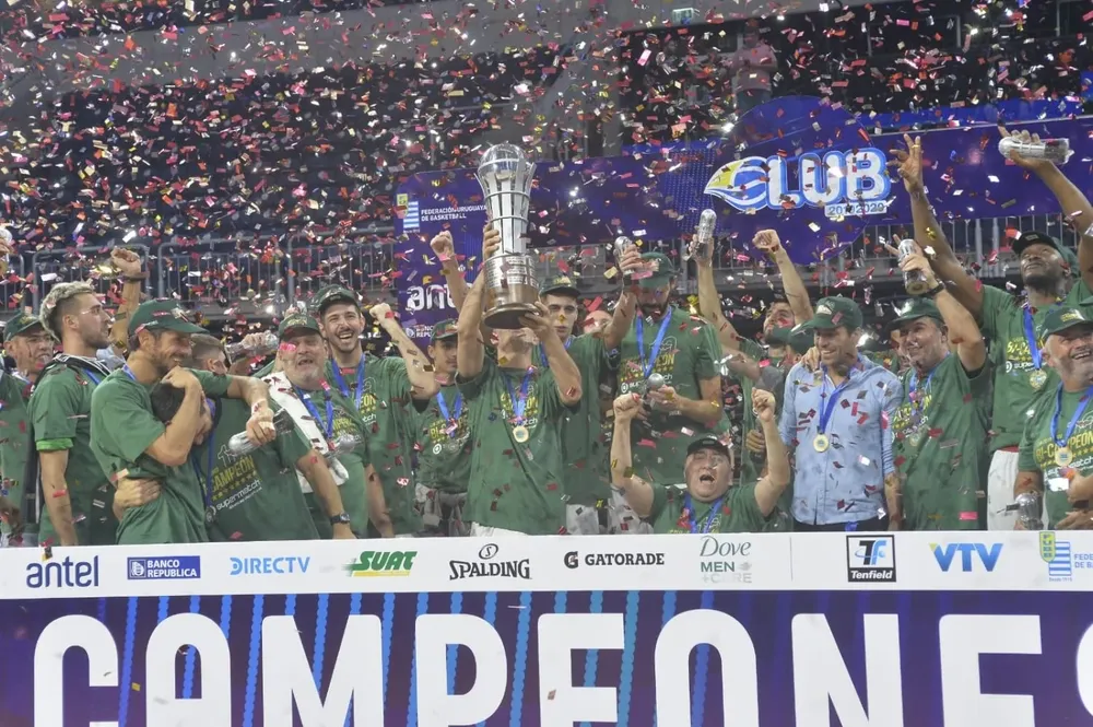 Aguada celebró el título de la Liga Uruguaya de Básquetbol