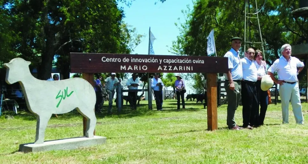 El campo del norte lleva el nombre de Mario Azzarini, quien se emocionó en la inauguración