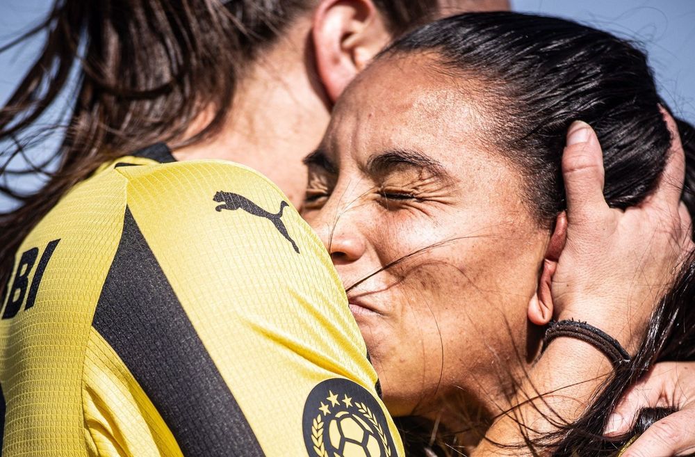 Wendy Carballo celebra el 1-0 de Peñarol ante Nacional en el clásico del fútbol femenino
