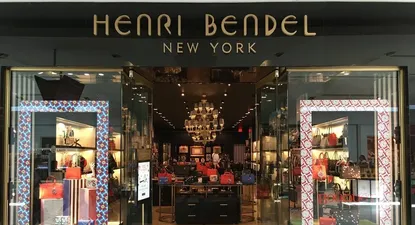 Dueños de Victorias Secret venden su marca de carteras para hacer foco en la lencería