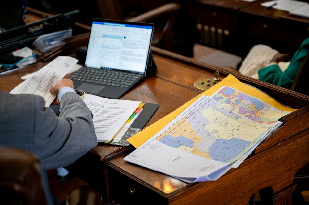 Mapas desplegados en el Congreso de Texas muestran la redistribucipón de los distritos de votación.