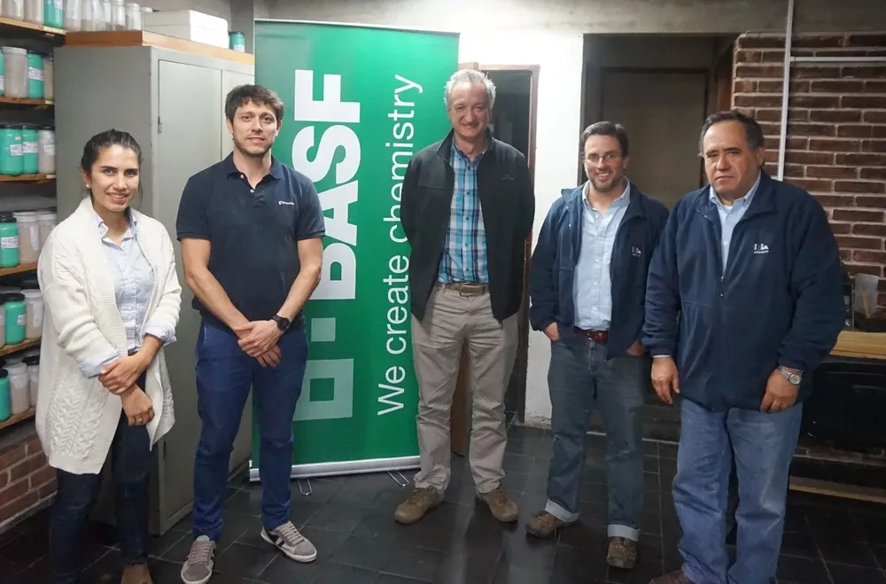 Cr. Naya de Souza (RiceTor), Ing. Agr. César Nieto (BASF), Ing. Agr. Martín Píriz (BASF), MsC Juan Rosas (INIA) e Ing. Agr. MsC Néstor Saldain (INIA)