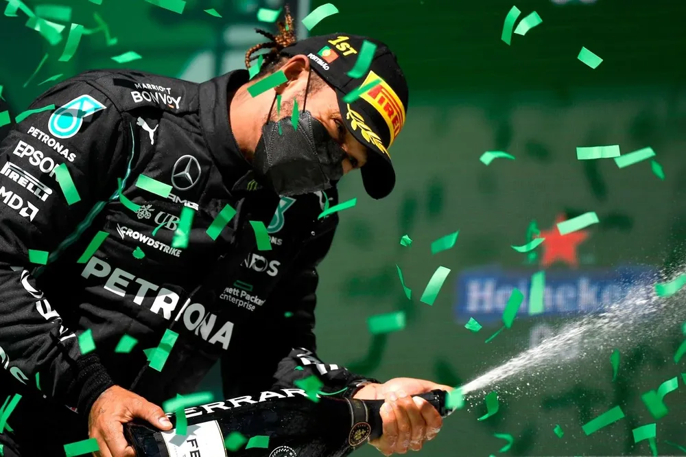 Hamilton celebrando en el podio del Gran Premio de Portugal