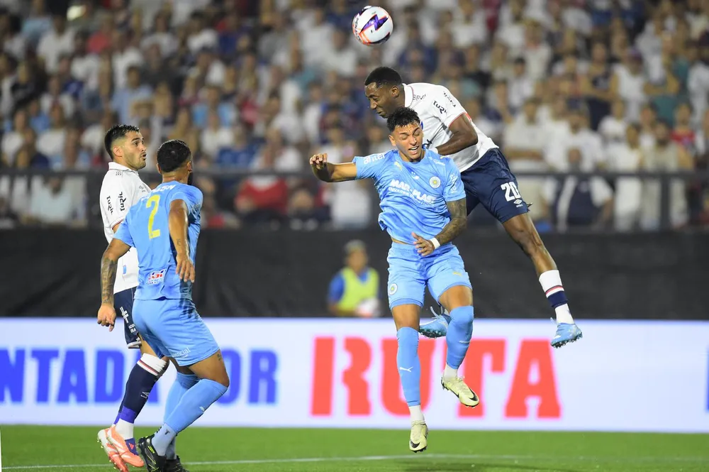 Gonzalo Carneiro de Nacional ante Montevideo City Torque por el Torneo Apertura