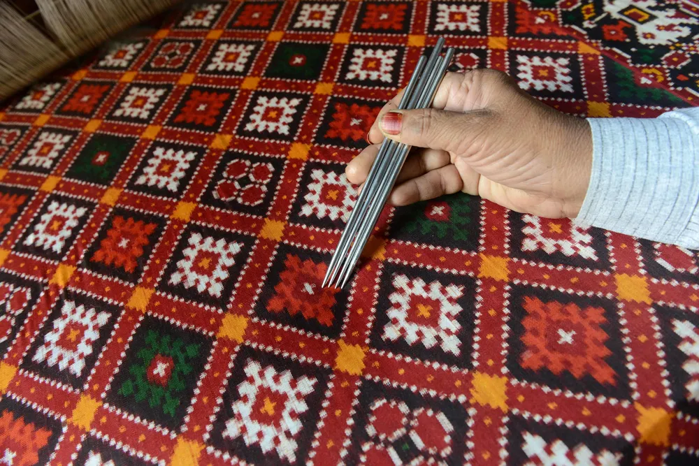 El artista Satishchandra Salvi trabaja en un Patola Saree en un taller en Patan 