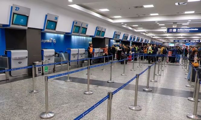 Finalizó el paro de pilotos y tripulantes: 183 vuelos cancelados, salarios en disputa y la posibilidad de privatización de Aerolíneas Argentinas