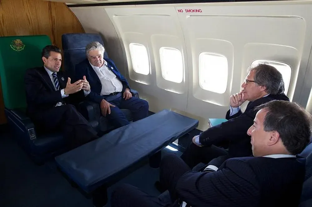 Fotografía cedida por la Presidencia de México, que muestra a los mandatarios en el avión presidencial mexicano