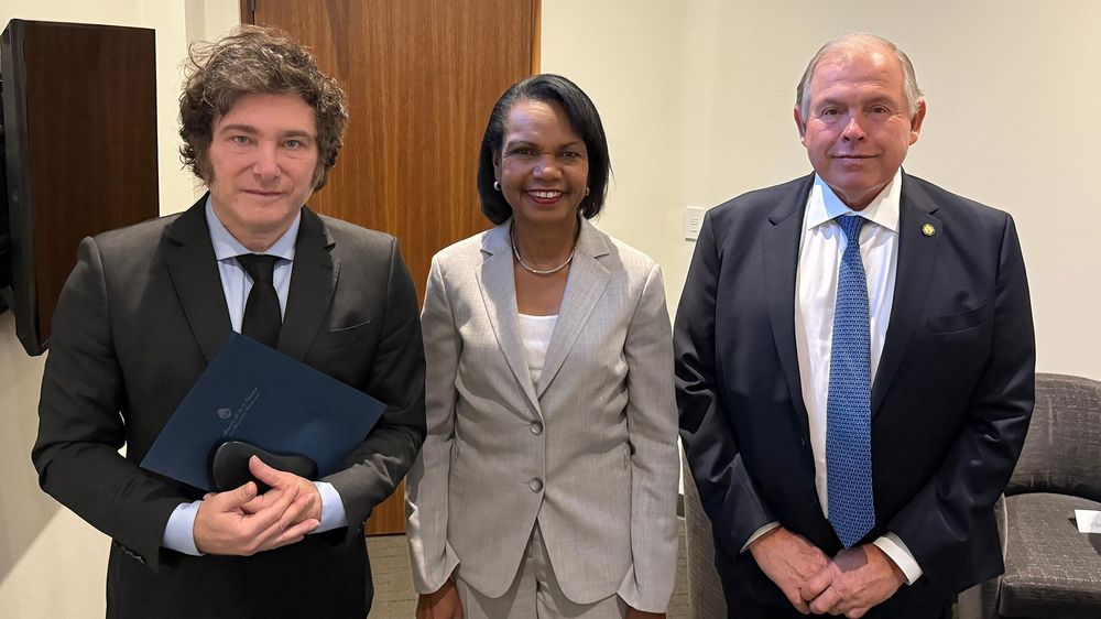 El presidente Javier Milei junto a Condoleezza Rice y el embajador Gerardo Werthein