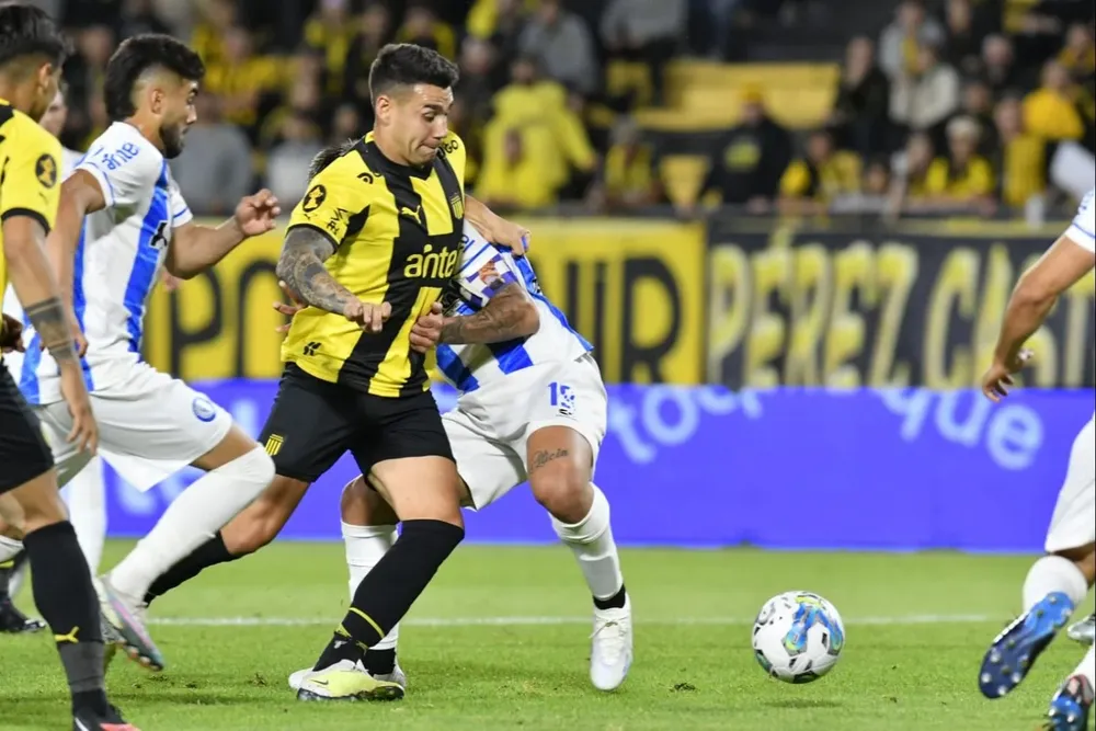 José Neris en acción donde se le cobró falta en ataque