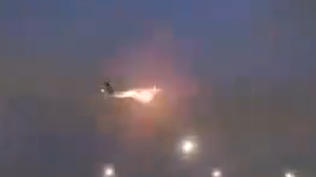 Aterrador: video capta llamas saliendo del motor de un Boeing y su aterrizaje de emergencia