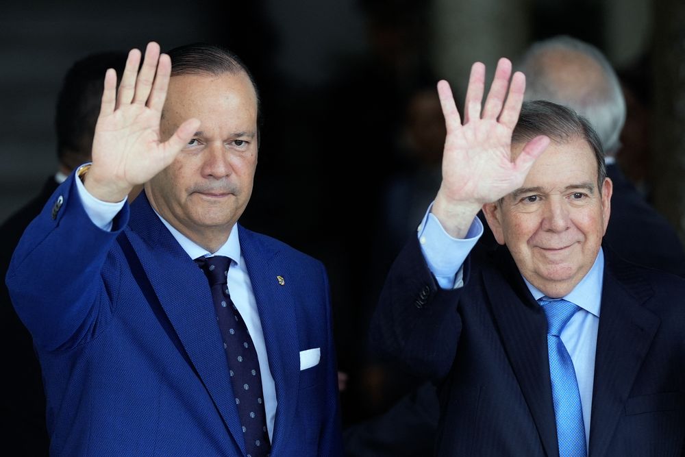 Edmundo González Urrutia y el canciller panameño Javier Martínez Acha, antes de la reunión con el presidente José Mulino.