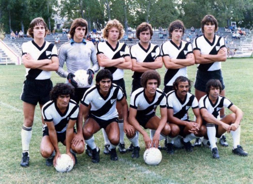 Danubio 1980: arriba, Carlos berrueta, Jorge Seré, Ruben Dopico, Tomás Lima, Sergio Santín y César Vega; abajo, Néstor silva, Luis Malvárez, Ricardo Cuayatto, julio Noble y Eliseo Rivero