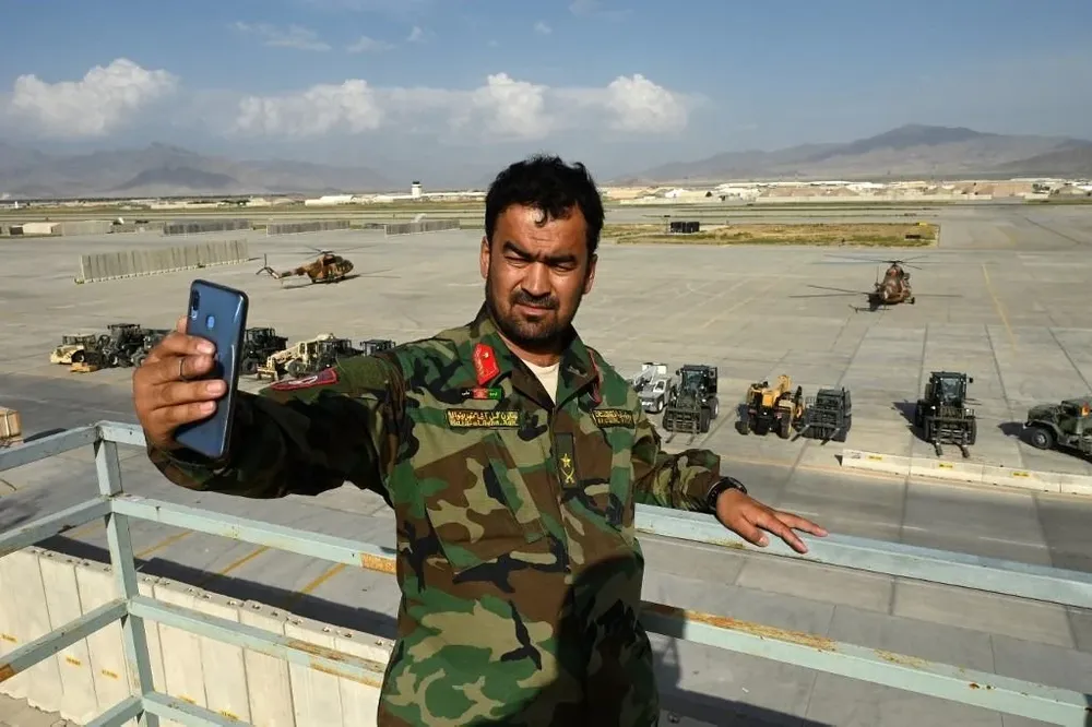 Soldado afgano se toma una foto en la base aérea estadounidense de Bagram