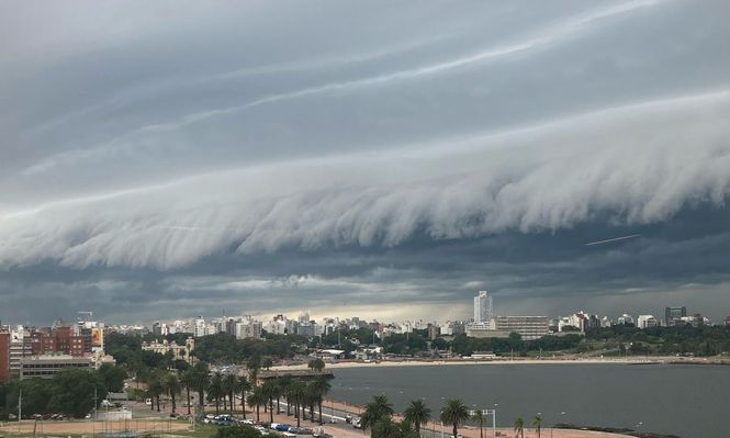 El fenómeno que explica la impresionante nube que apareció sobre Montevideo antes de que comenzara a llover
