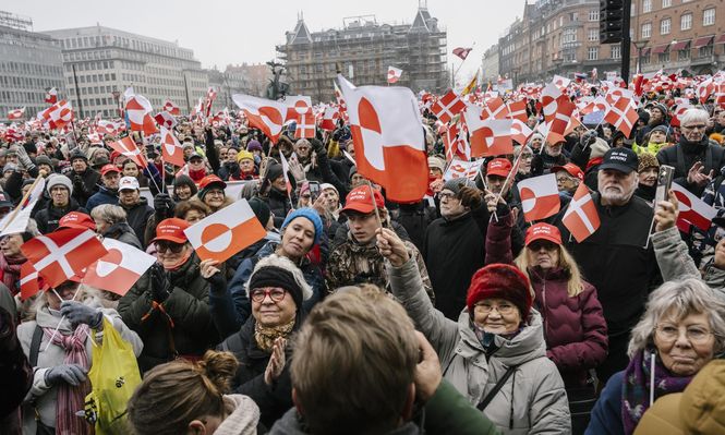 Numerosas personas participan en una manifestación bajo los lemas Manos fuera de Groenlandia y Groenlandia para los groenlandeses, en Copenhague