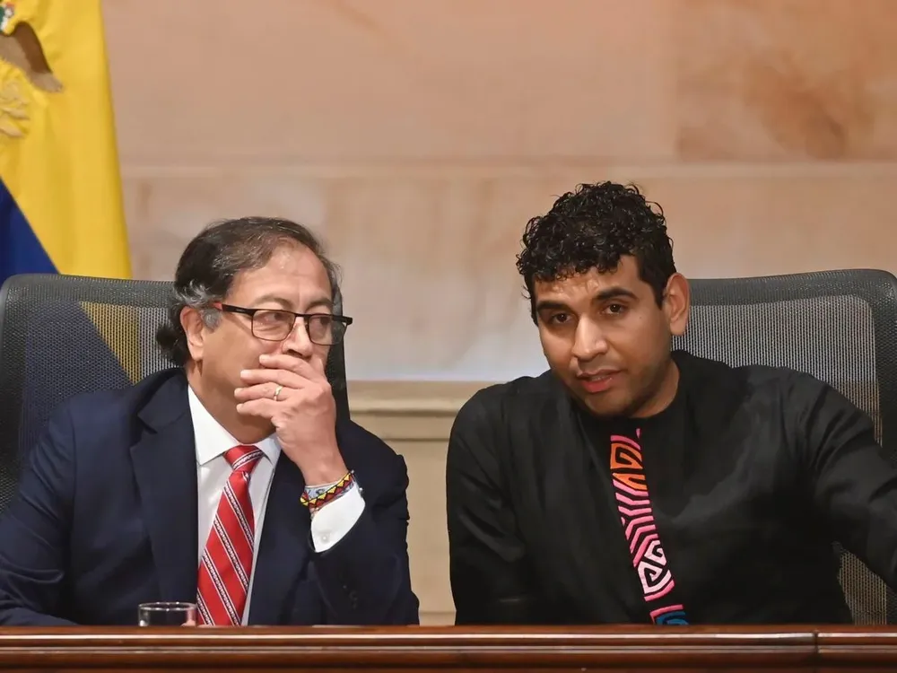 Gustavo Petro, junto a su hijo Nicolás, ahora detenido.