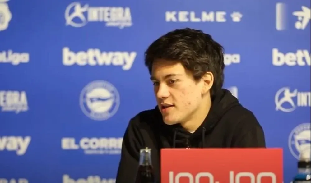 Facundo Pellistri en conferencia de prensa en Alavés antes de enfrentar a Atlético de Madrid
