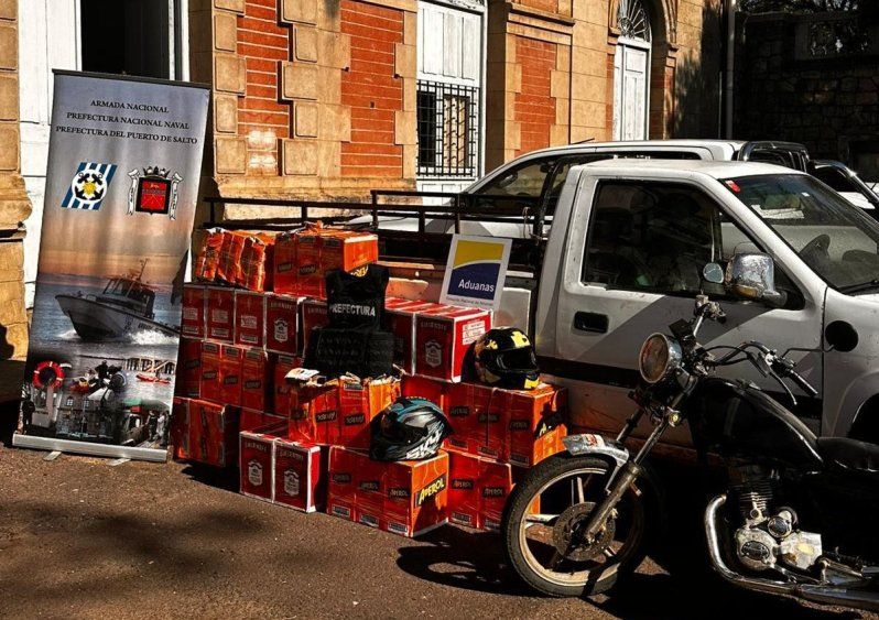 Las botellas de alcohol y los vehículos incautados en el operativo