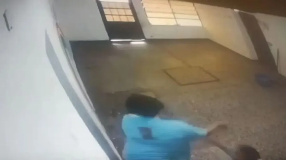 “Volvió con un golpe en el ojo y arañado”: una mujer denunció por maltrato a la directora de una guardería