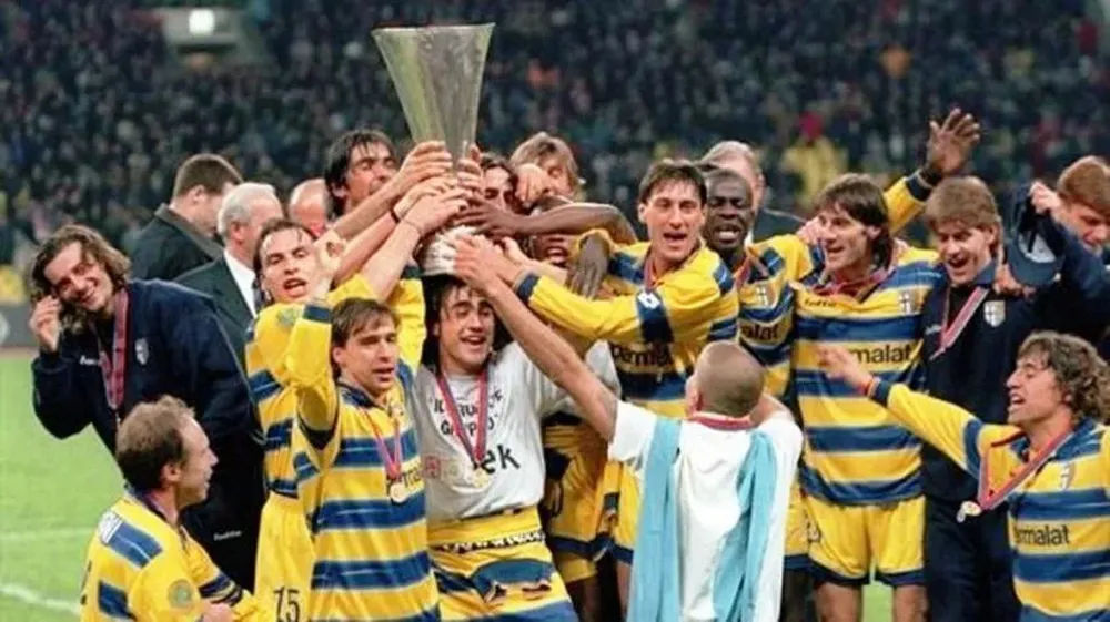 Una de las copas que Parma ganó en el año 1999, sale a subasta