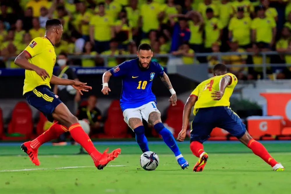 Neymar encara a Yerry Mina